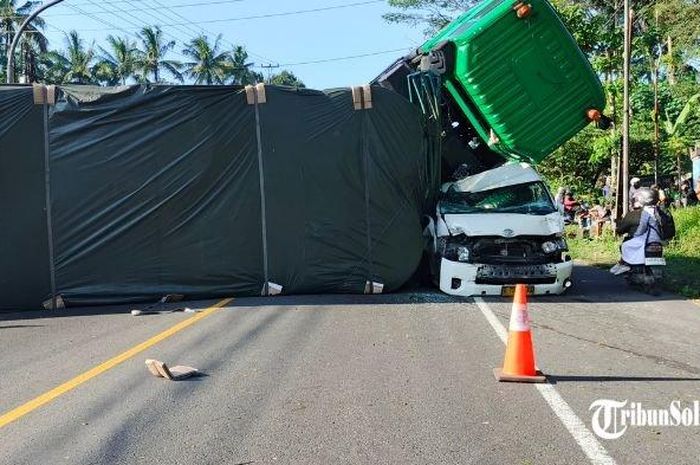 Toyota HiAce atap ambals digebrak kepala truk yang tak juat nanjak di Boyolali