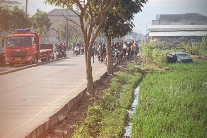Daihatsu Sigra nyemplung sawah usai tabrak motor dan gerobak