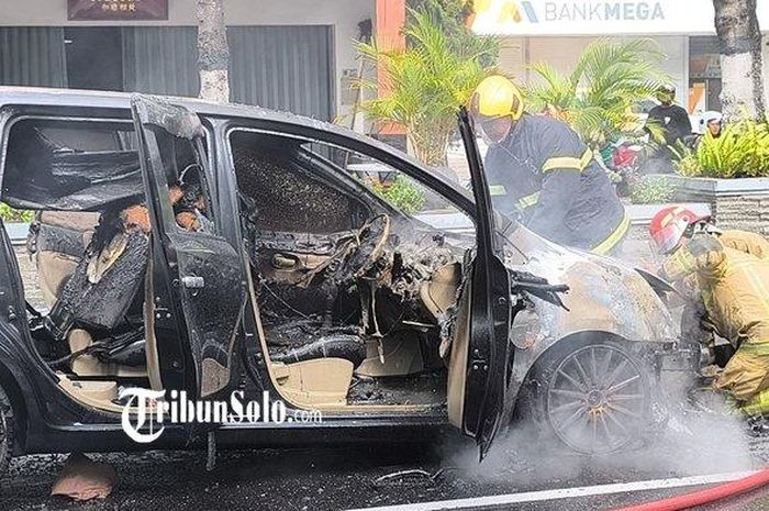 Nissan Grand Livina gosong sepulang wisata, kepulan asap bikin seisi kabin berhamburan