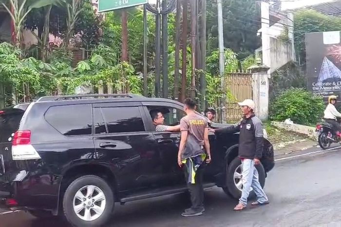Viral pengemudi SUV pelat B lawan arah di jalur one way puncak. Polisi nekat ditabrak