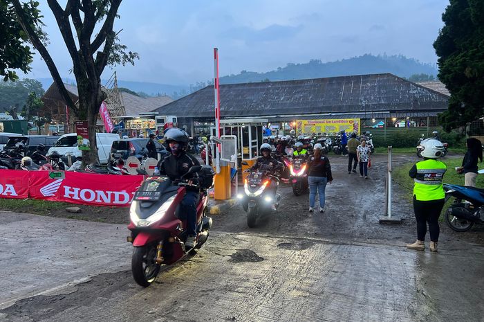 Nocturnity Riding yang digelar PT Daya Adicipta Motora (DAM) bersama HPCI (Honda PCX Club Indonesia) Korwil Jawa Barat di Bandung, Jawa Barat