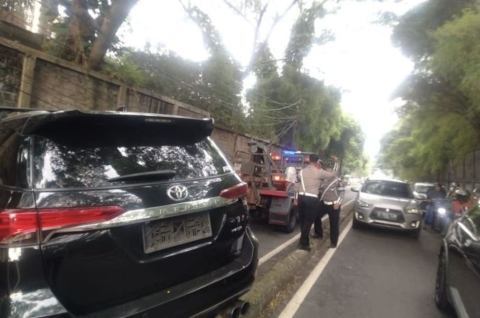 Toyota Fortuner kecelakaan tunggal tabrak tembok di Jl Patal Senayan, Grogol, Jakarta Selatan