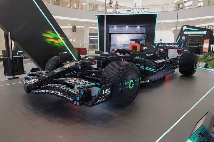 LEGO Mercedes-AMG F1 W14 PETRONAS di Senayan City, Jakarta