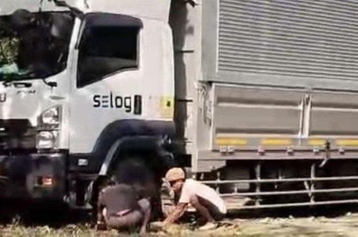 Truk boks yang disesatkan mbah Google Maps masuk kawasan hutan jati, Blora, Jawa Tengah