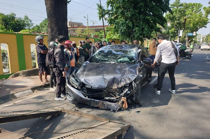 Honda City Hatchback yang mengalami kecelakaan tunggal hingga terbalik di Jl Pattimura, kota Medan, Sumatera Utara