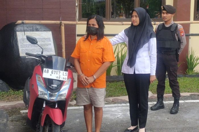 S (44) berbaju tahanan oranye yang menukarkan Yamaha Lexi 125 tahun 2019 milik mantan suaminya dengan uang Rp 5 juta
