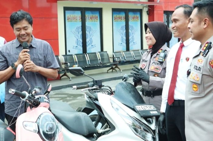 Alwidiyanto warga Jl Jambangan Baru Selatan, Jambangan, Kota Surabaya, Jawa Timur di Polres Bangkalan menerima Honda Scoopy miliknya yang telah hilang 6 tahun lalu dan kini ditemukan lagi