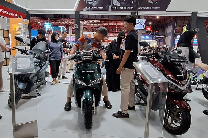 Pengunjung Pekan Raya Jakarta meramaikan booth AHM untuk menjajal langsung Honda Stylo 160.