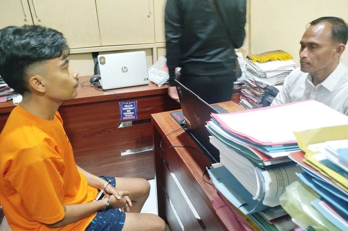 RNS (30), pemuda asal Desa Pacentan, Tanah Merah, Kabupaten Bangkalan ditangkap Polisi karena jadi penadah motor curian