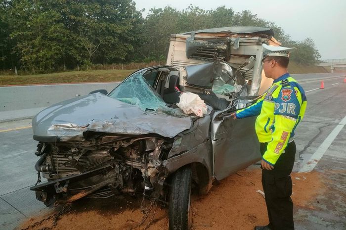 Kondisi Toyota Hilux Single Cabin Boks yang menabrak belakang truk tronton di KM 623/A ruas tol Ngawi-Kertosono