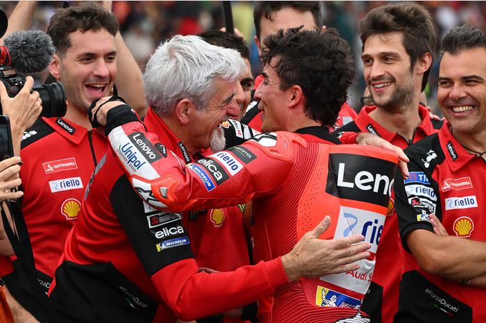 Marc Marquez (kanan) bersama general manajer Ducati, Luigi Dall'Igna