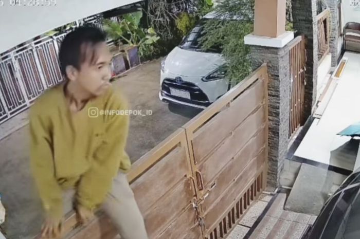Pelaku maling spion Toyota Fortuner terekam CCTV rumah korban tengah memanjat pagar