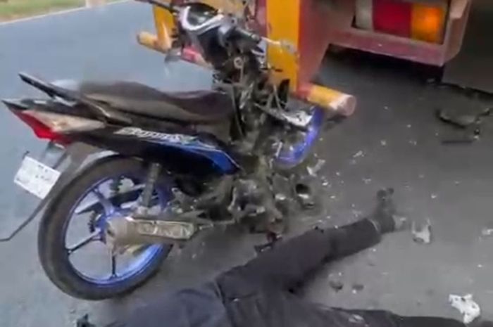 Honda Supra X 125 tertancap di buntu truk trailer yang mogok di kanan jalan raya desa Petapan, Kecamatan Labang, Kabupaten Bangkalan