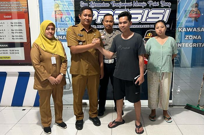 Camat Wanareja Cilacap,Irwan Arianto berjabat tangan damai dengan pemilik Suzuki S-Presso yang ditabraknya menggunakan Toyota Fortuner