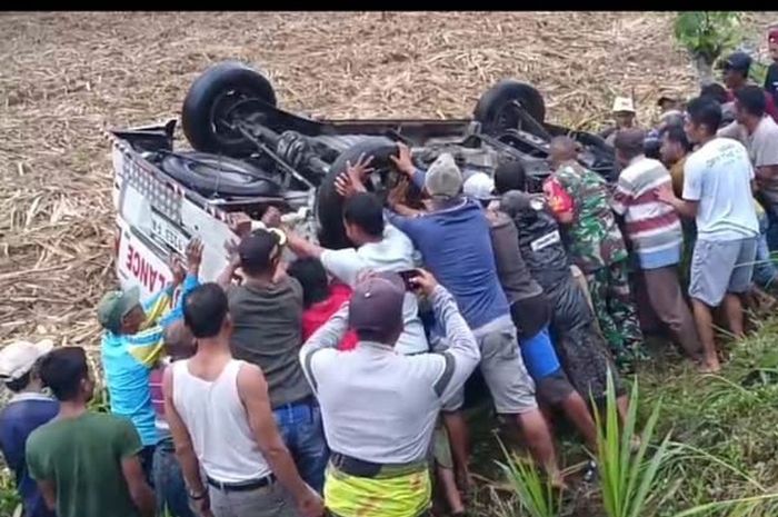 Ambulans angkut jenazah dari Bali jungkir balik di JLS Lumajang. Ini awal masalahnya