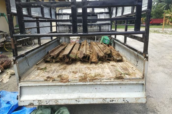 Barang bukti ballast stopper atau besi penahan batu balas jalan kereta api yang dicuri enam pria dari Km 30+200/300 petak jalan Stasiun Teluk Dalam - Stasiun Pulu Raja, Kabupaten Asahan, Sumatera Utara di atas Suzuki Carry pikap