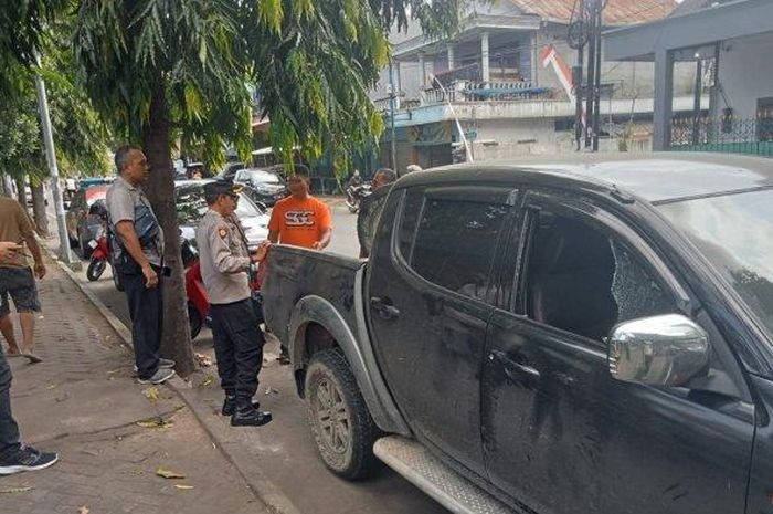 Mobil ditinggal benerin ban yang gembos malah jadi sasaran maling modus pecah kaca. Duit Rp 200 juta lenyap