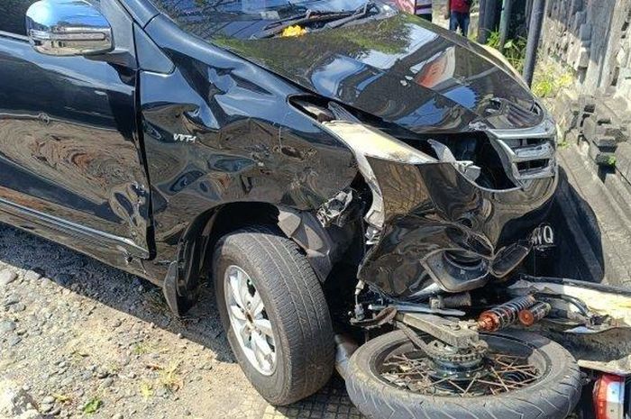 Yamaha RX-King pasrah tergeletak dan terjepit di bawah Avanza. Begini kronologinya