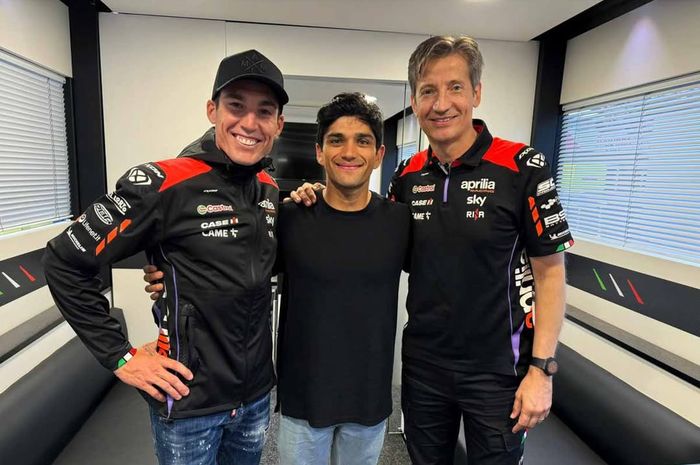 Aleix Espargaro heran dengan Aprilia yang coba menahan Jorge Martin