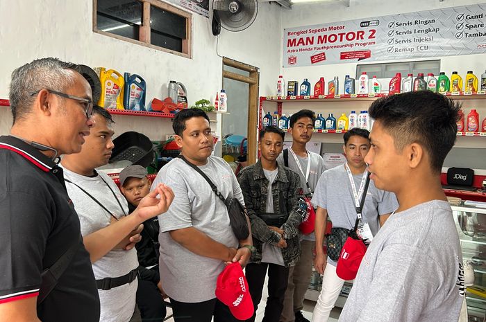  Ketua Yayasan Astra Honda Motor (Yayasan AHM) Ahmad Muhibbuddin (kiri) bersama para pegiat UMKM bengkel binaan Yayasan AHM yang tergabung dalam Astra Honda Youthpreneureship Program (AHYPP) sedang melakukan benchmark ke bengkel AHYPP Man Motor Yogyakarta.