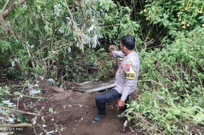 Jip wisata Bromo masuk jurang sedalam 60 meter