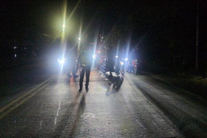 duel antara Nisan Grand Livina dan bus renggut dua korban jiwa yakni suami dan istri. Sedangkan anaknya yang berumur 6 tahun selamat