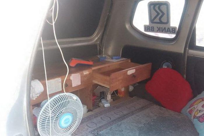 Kondisi dalam kabin Daihatsu Xenia yang dipakai menjadi Agen BRILink selepas dibobol maling modus pecah kaca gasak uang Rp 110 juta di Pulau Kangean, Sampang, Madura, Jawa Timur