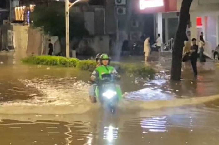 Viral pengendara ojek online enteng lewati banjir pakai motor listrik