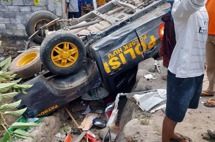 Mobil patroli Polisi milik Polsek Hu'u kabupaten Dompu, Nusa Tenggara Barat terbalik dan hancur selepas menabrak motor, kios dan delapan orang warga