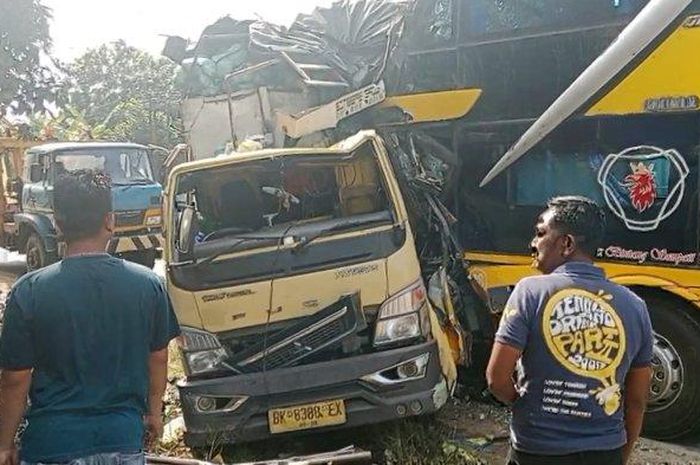 Truk Mitsubishi Canter muatan sayur ditusuk Bus PO Sempati Star di Air Batu, Asahan, Sumatera Utara