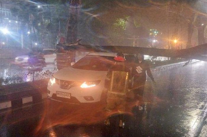 Ranting pohon seukuran dua kali paha orang dewasa patah menimpa atap Nissan X-Trail T32 di depan kantor Wali Kota Medan