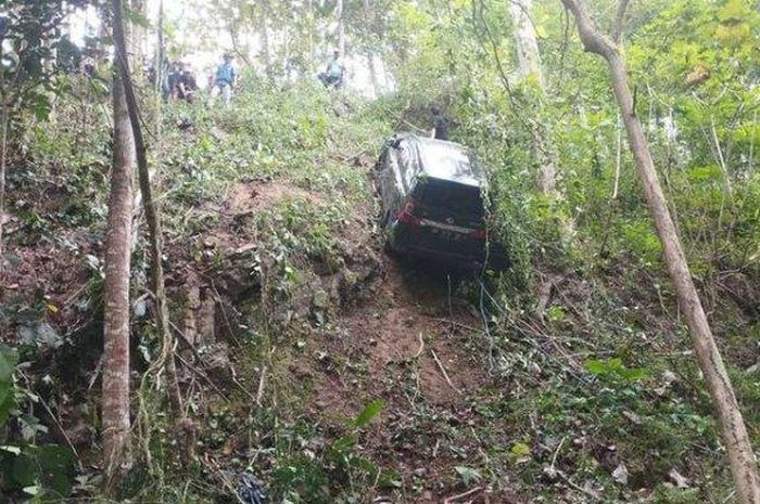 Daihatsu Xenia anjlok ke jurang sedalam 50 meter usai mengikuti arahan mbah Google