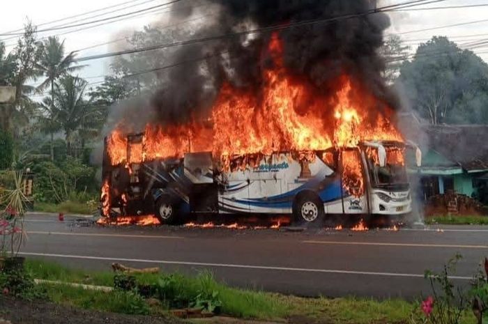 Bus PO Haryanto rute Yogyakarta-Demak terbakar di jalan raya Pringsurat, dusun Krajan, kabupaten Temanggung, (8/7/25)