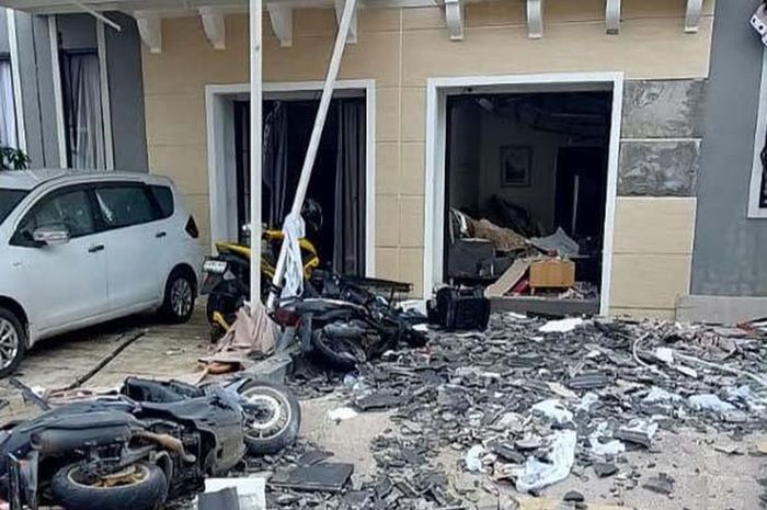 Ledakan dari tabung gas 12 Kg menghancurkan rumah orang tua dari anggota Polisi Polda Metro Jaya di Perum Bhumi Amalia, desa Rawakalong, Gunungsindur, kabupaten Bogor, Jawa Barat, (7/7/25)