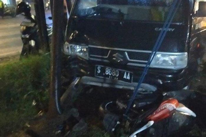 Carry Pikap obrak-abrik angkringan setelah ditabrak Honda CB dari belakang. pemotor meregang nyawa