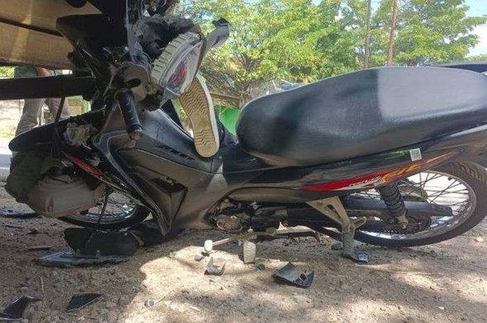 Honda Revo Fit yang menabrak truk tronton parkir di jalan raya Tuban-Widang, desa Compreng, Widang, kabupaten Tuban, Jawa Timur hingga membuat pengendaranya tewas