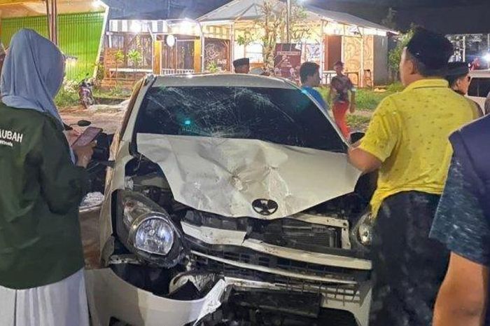 Daihatsu Ayla dan Vario yang dikendarai dua bocil 15 tahun ringsek usai terlibat duel keras