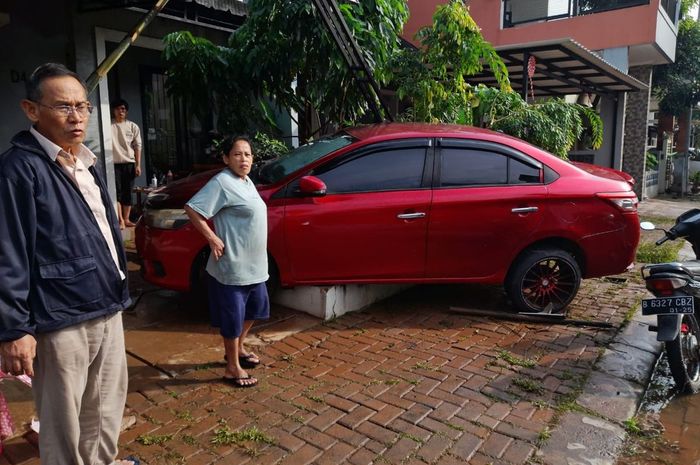 Toyota Vios Limo yang diterjang banjir bak tsunami kecil di perumahan Jl Ario Putra, Serua Indah, Ciputat, Tangerang Selatan, (7/7/25)