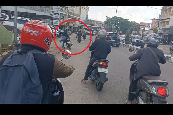 Dalam lingkaran merah, para begal ngaku-ngaku dari leasing yang gagal menggasak motor buruh bangunan di jl Pangeran Hidayat, Lebak Bandung, Jelutung, kota Jambi, Jambi