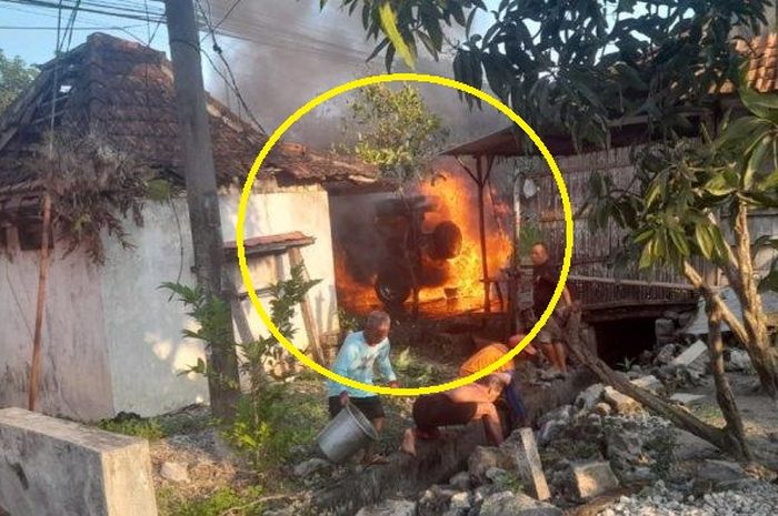 Dalam lingkaran kuning, Suzuki Katana yang terbakar di dusun Singgang, desa Bakalrejo, Sugio, kabupaten Lamongan, Jawa Timur, (9/7/25) sore