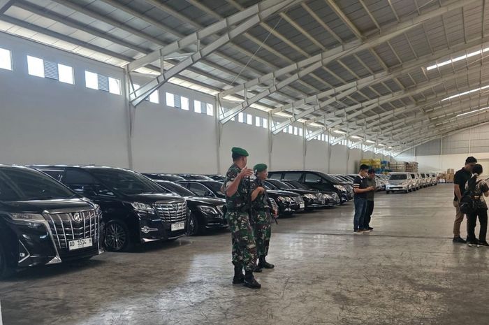 Anggota TNI dilibatkan jaga aset 62 mobil milik PT Sritex di Sukoharjo, Jawa Tengah yang disita Kejaksaan Agung, (7/7/25)