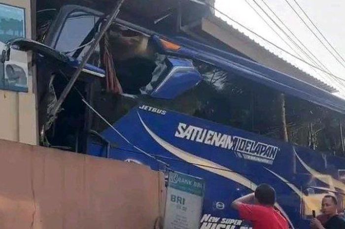 Dua bus 168 terlibat kecelakaan di tanjakan ekstrem Bayeman, Purbalingga di hari yang sama