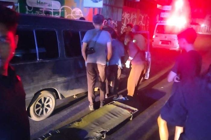 Evakuasi pengemudi Suzuki Carry yang meninggal ketika menunggu lampu merah di Kanggraksan, kota Cirebon, Jawa Barat