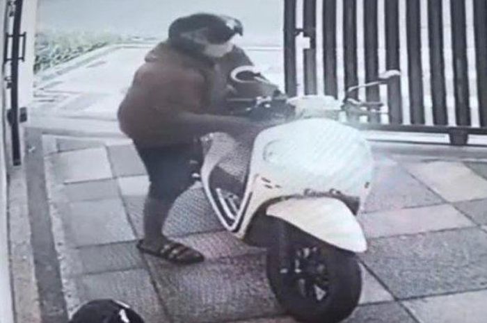 Detik-detik pia bermaskert gasak Scoopy dari dalam rumah