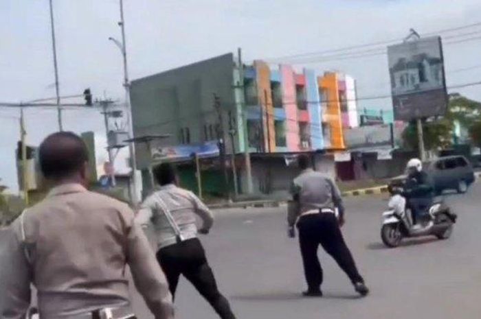 Viral rombongan polisi siaga hanya demi mengadang pemotor yang sudah berbuat dosa ini