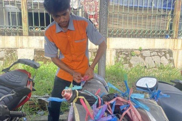 Petugas menunjukan Yamaha Xeon 125 yang sudah 4 tahun parkir di stasiun Tambun, kabupaten Bekasi hingga memiliki tunggakan tarif Rp 21,9 juta