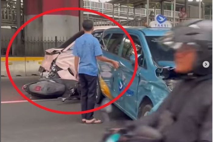 Dalam lingkaran merah, mobil listrik Wuling Air EV yang terlibat kecelakaan beruntun dengan Fortuner, Mobilio, Sigra, Transmover dan dua motor di Jl Jendral Ahmad Yani, depan Halte Utan Kayu Rawamangun, Jakarta Timur.