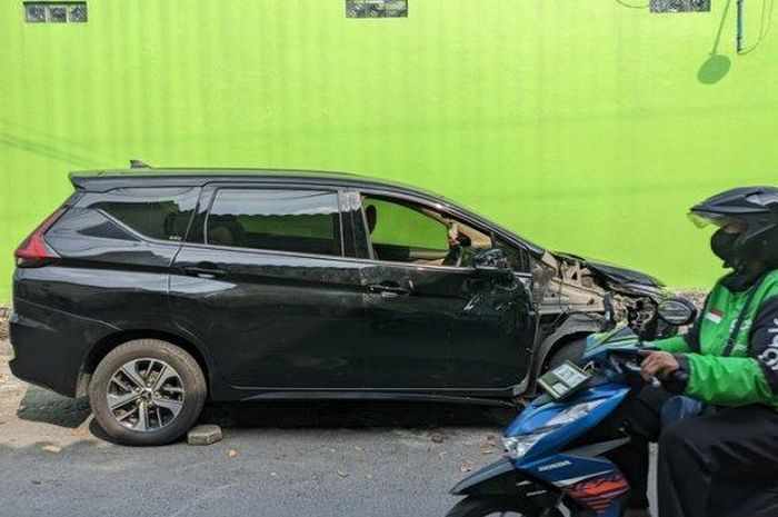 Warga dibuat penasaran Mitsubishi Xpander yang ditinggalkan begitu saja dalam kondisi bodi ringsek