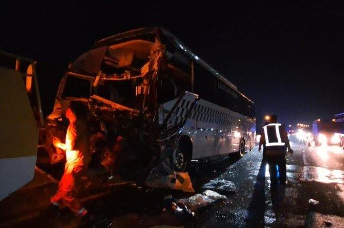 Bus PO MGI yang mengalami kecelakaan menabrak truk di tol Cipularang KM 72/B, Babakancikao, kabupaten Purwakarta, Jawa Barat 