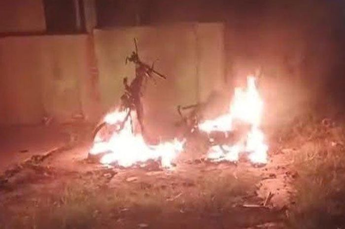 Motor matic misterius terbakar di wilayah desa Kedungdowo, Ploso, Jombang, Jawa Timur